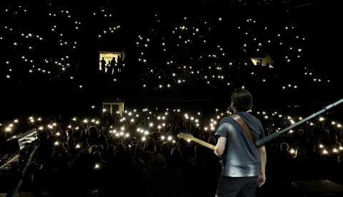 Legendarni rock sastav Bajaga i Instruktori sinoć je održao spektakularan koncert u osječkoj dvorani Gradski vrt, pred publikom koja je više od dva i pol sata uglas pjevala najveće hitove jedne od najdugovječnijih grupa na ovim prostorima.