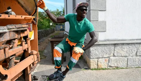 Na otoku Krku teško je ne primijetiti kamion za odvoz otpada na kojem radi Mamadou Abdoulaye Seydi, svima poznat kao Abi.