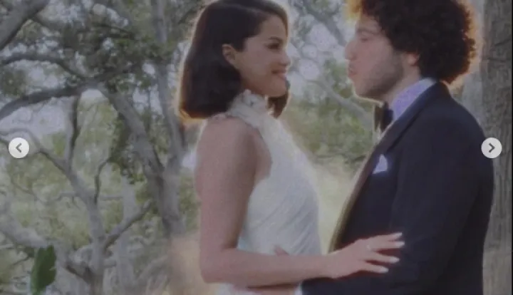 Pjevačica Selena Gomez udala se za glazbenog producenta Bennyja Blanca, a američka zvijezda je objavila sretnu vijest na Instagramu, podijeliv&scaron;i niz fotografija i isječaka s kalifornijskog vjenčanja uz jednostavan opis: '27.9.25.'