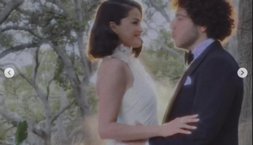 Pjevačica Selena Gomez udala se za glazbenog producenta Bennyja Blanca, a američka zvijezda je objavila sretnu vijest na Instagramu, podijelivši niz fotografija i isječaka s kalifornijskog vjenčanja uz jednostavan opis: '27.9.25.'