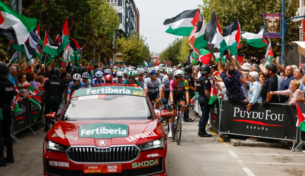 epa12351540 Protesters hold Palestinian flags during a gathering held during the 12th stage of the Spanish Cycling Vuelta in Laredo, Cantabria, Spain, 04 September 2025. The gathering, called by the platform Gernika-Palestine, protests against the presence of the Israel-Premier Tech cycling team in the competition due to the conflict in Gaza. EPA/Javier Lizon