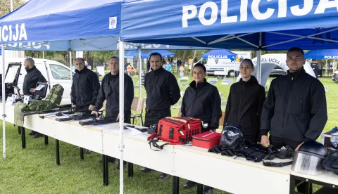 Zagreb, 28.9.2025 - Dan policije obilježava se na zagrebačkom jezeru Bundek gdje se posjetitelji mogu upoznati s radom svih rodova policije i uz cjelodnevni program pogledati prezentaciju različitih taktičko-tehničkih vještina.Foto Hina/ Dario GRZELJ/ dag