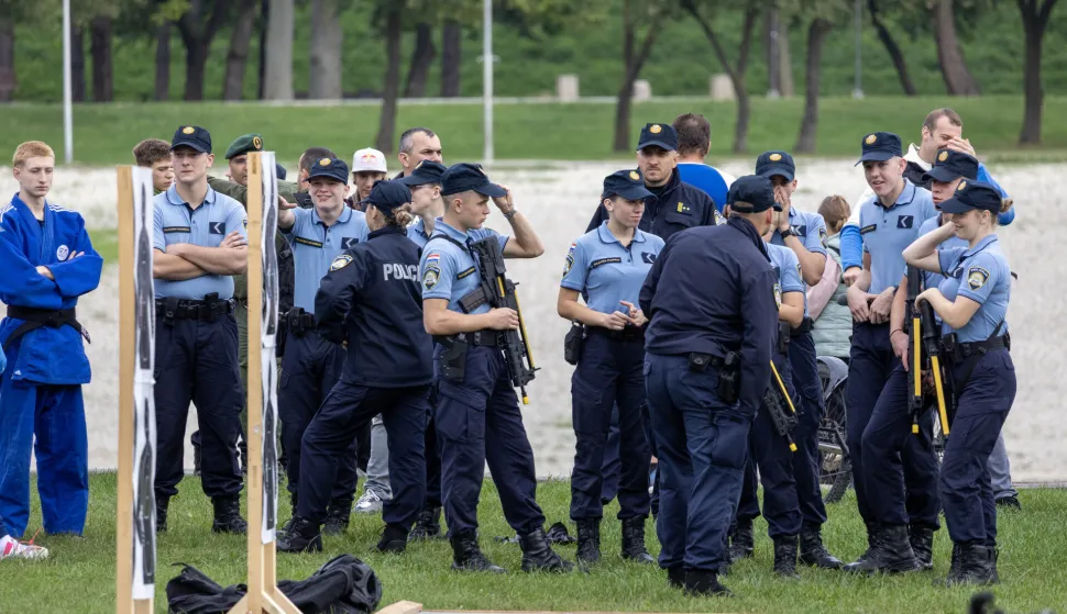 Zagreb, 28.9.2025 - Dan policije obilježava se na zagrebačkom jezeru Bundek gdje se posjetitelji mogu upoznati s radom svih rodova policije i uz cjelodnevni program pogledati prezentaciju različitih taktičko-tehničkih vještina.Foto Hina/ Dario GRZELJ/ dag