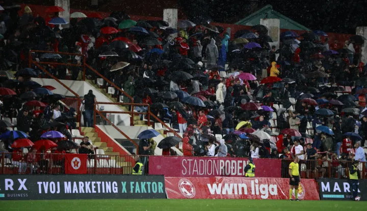 Ne tresu se samo Hajdukovci pred Torcidom, igrači Veleža skinuli dresove i predali ih navijačima