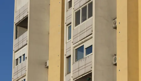 Osijek, 20. 02. 2025, Sjenjak 101, zgrada i oko zgade i predstavnik stanara Krešimir Ižaković. Nekretnine, stanovi.snimio GOJKO MITIĆ