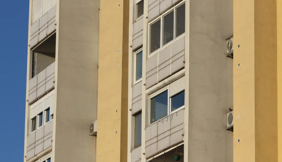 Osijek, 20. 02. 2025, Sjenjak 101, zgrada i oko zgade i predstavnik stanara Krešimir Ižaković. Nekretnine, stanovi.snimio GOJKO MITIĆ