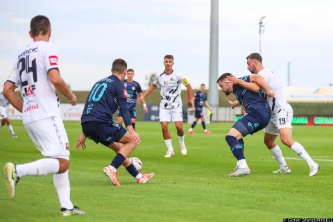 28.09.2025., Gradski stadion, Velika Gorica - SuperSport HNL, 08. kolo, HNK Gorica - NK Osijek. Arnel Jakupovic i Marijan Cabraja Photo: Goran Stanzl/PIXSELL