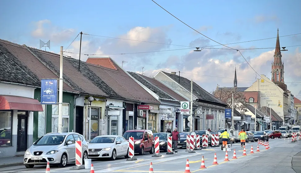 Osijek, 12. 12. 2022, Zupanijska ulica ulica, prometna guzva proteze se od Ulice Republike, jos se ukljucuju vozila iz Ruzine ulice, radoviSNIMIO BRUNO JOBST