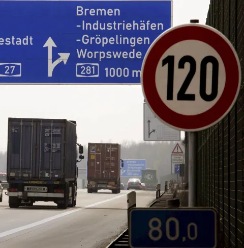 epa01309014 A picture showing a speed limit sign of 120 kmph at the A27 motorway in Bremen, Germany, 09 April 2008. The German state of Bremen has introduced a speed limit of 120 kmph on all motorways as the first state in Germany. In Germany, some 57 percent of the autobahn motorway system remain free from speed limits. EPA/CARMEN JASPERSEN