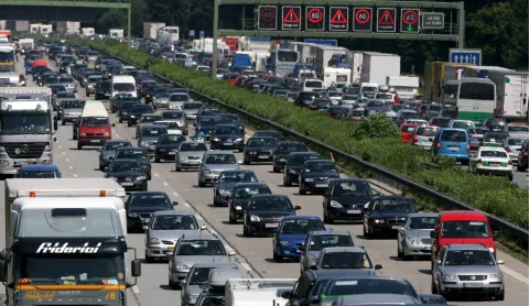 epa01398210 Thousands of cars are stuck in a traffic jam in both directions on motorway A8 near Munich, Germany, 28 June 2008. Bavaria is hit by transit traffic as summer vacations begin in various federal states. EPA/ANGELIKA WARMUTH