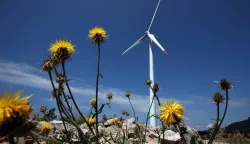 12.08.2014., Senj - Vjetroelektrana Vratarusa nalazi se u blizini Senja na obroncima Velebita nedaleko Vratnika. Vjetroelektrana je izgradjena 2009., ali je dobila sve dozvole i u punom pogonu je od sijecnja 2011., zbog dugog perioda probnog pogona. To je ujedno i prva vjetroelektrana u Hrvatskoj prikljucena na prijenosnu mrezu, na 110 kV. Isto tako je trenutno i najveca hrvatska vjetroelektrana sa ukupno instaliranih 42 MW. Sastoji se od 14 Vestasovih vjetroagregata V90 pojedinacne nazivne snage 3 MW. Promjer lopatica vjetroagregata je 90 metara, a visina osi 80 metara.r"nPhoto: Robert Anic/PIXSELL