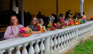 NUŠTARU arboretumu uz nuštarski dvorac, u sklopu obilježavanja Dana obrane i Dana općine Nuštar, koje traje do 10. listopada, održana je besplatna kreativna radionica "Cucurbita dizajn", na kojoj je više od 30 sudionika, uz stručno vodstvo cvjećara i podršku Udruženja obrtnika Vinkovci, izrađivalo unikatne jesenske dekoracije od bundeva, tikvi, cvijeća i drugih prirodnih materijala. RUJAN 2025.