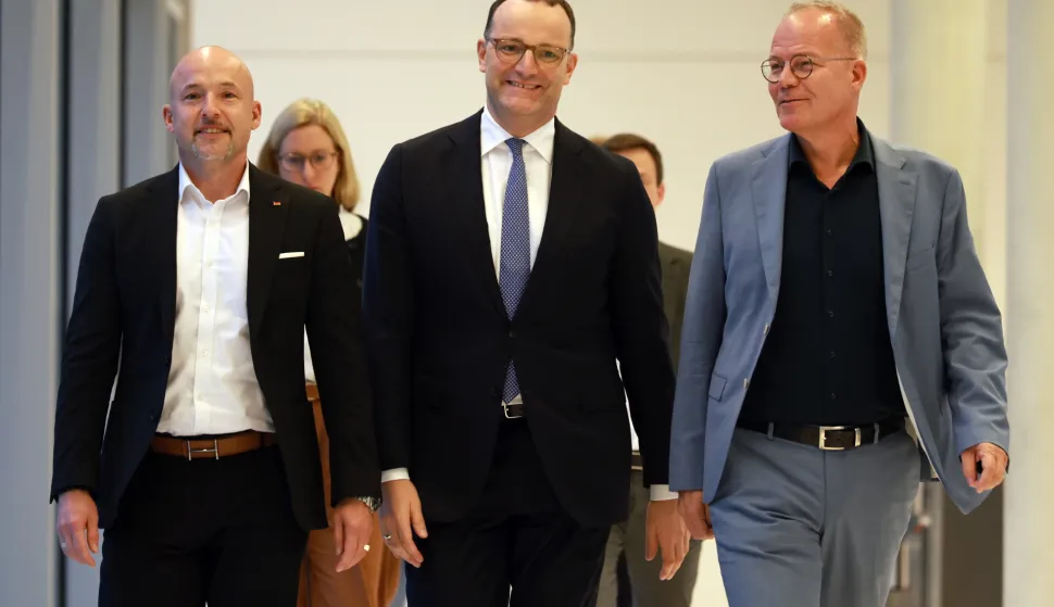 epa12405248 Christian Democratic Union (CDU) faction chairman in the German parliament Bundestag Jens Spahn (C), Social Democratic Party (SPD) Bundestag faction chairman Matthias Miersch (R) and Christian Social Union (CSU) regional group chairman in the Bundestag Alexander Hoffmann walk to deliver a media statement after the voting of judges for the German Federal Constitutional Court following a session of the Bundestag in Berlin, Germany, 25 September 2025. EPA/CLEMENS BILAN