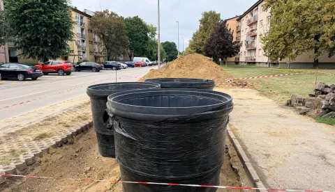 U Vinkovcima je danas započela ugradnja 43 polupodzemna spremnika za otpad na 14 lokacija u gradu, a koji će zamijeniti dosadašnje velike mobilne kontejnere.