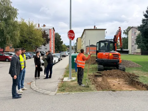U Vinkovcima je danas započela ugradnja 43 polupodzemna spremnika za otpad na 14 lokacija u gradu, a koji će zamijeniti dosadašnje velike mobilne kontejnere.