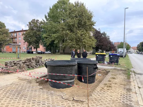 U Vinkovcima je danas započela ugradnja 43 polupodzemna spremnika za otpad na 14 lokacija u gradu, a koji će zamijeniti dosadašnje velike mobilne kontejnere.