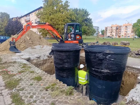 U Vinkovcima je danas započela ugradnja 43 polupodzemna spremnika za otpad na 14 lokacija u gradu, a koji će zamijeniti dosadašnje velike mobilne kontejnere.
