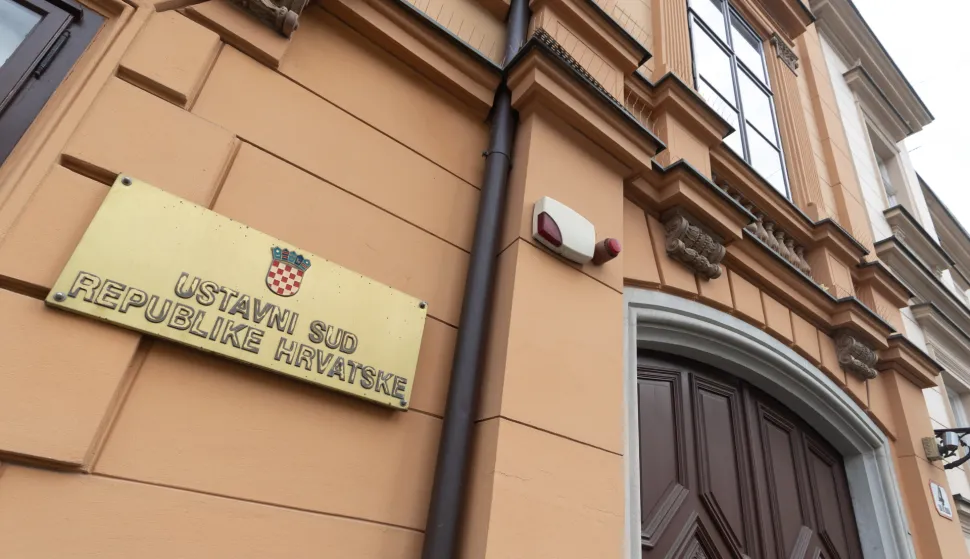 Zagreb, 23.04.2025. - Udruga Spasimo male obiteljske iznajmljivače (SMOi) na konferenciji za medije ispred Ustavnog suda izvijestili su o razlozima predaje tom sudu prijedloga za ocjenu suglasnosti tri zakona s Ustavom RH (zakoni o lokalnim porezima, o ugostiteljskoj djelatnosti i o upravljanju i održavanju zgrada).Na fotografiji Ustavni sud, zgrada.foto HINA/ Edvard ŠUŠAK