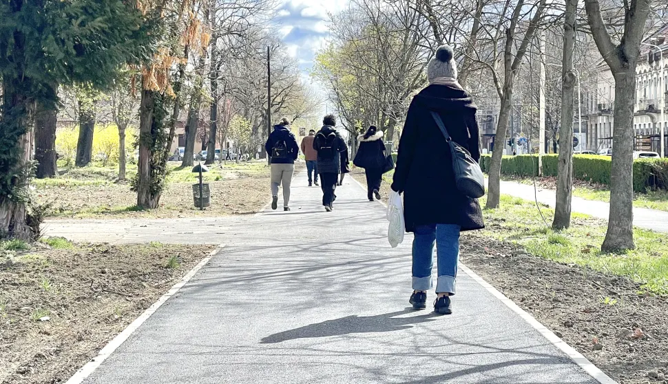 Osijek, 28. 03. 2023, Ulica Cara Hadrijana, vjetar, vjetrovito vrijeme, hladno vrijeme, ljudi, iz kratkih rukava u zimske jakne i kapeSNIMIO BRUNO JOBST