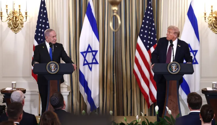 epa12415216 US President Donald Trump (R) and Israeli Prime Minister Benjamin Netanyahu (L) speak at a press conference in the State Dining Room of the White House in Washington, DC, USA, 29 September 2025. In their meeting, Trump pressed Netanyahu to accept a peace deal to end Israel's on-going war in Gaza, and for Hamas to free their remaining hostages. EPA/JIM LO SCALZO/POOL