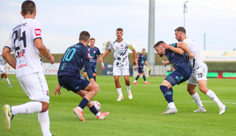 28.09.2025., Gradski stadion, Velika Gorica - SuperSport HNL, 08. kolo, HNK Gorica - NK Osijek. Arnel Jakupovic i Marijan Cabraja Photo: Goran Stanzl/PIXSELL