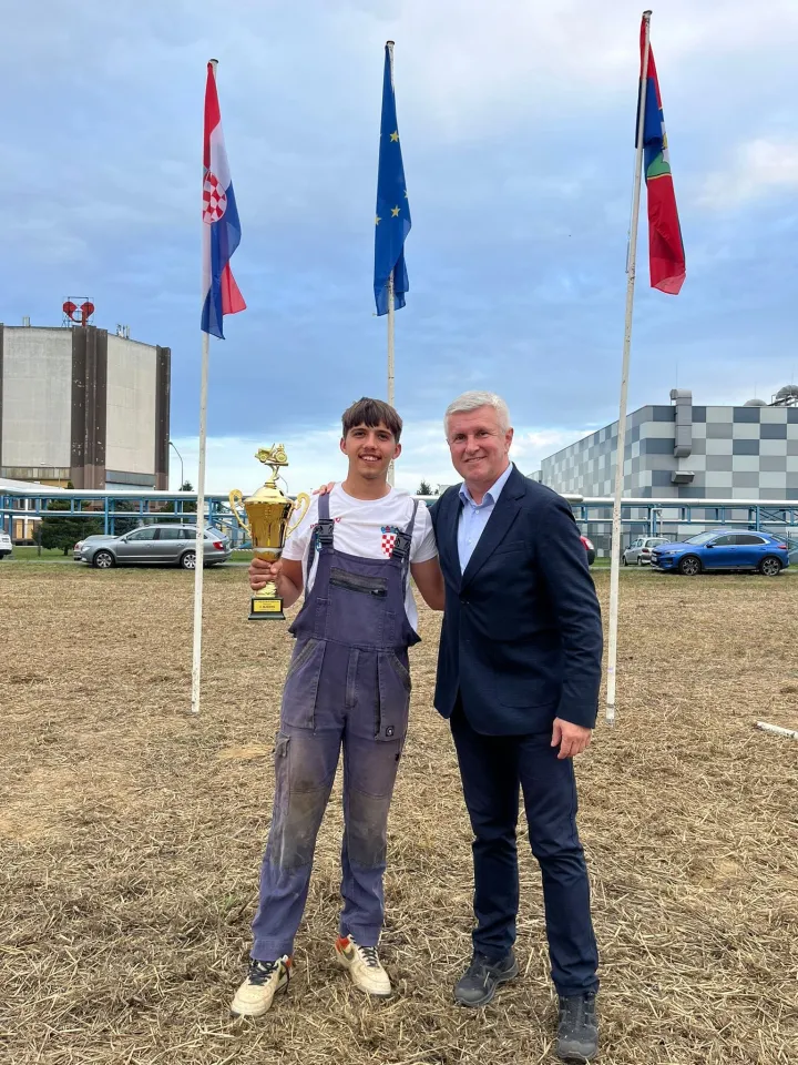 BERAKDavid Aleksa iz Berka je kao pobjednik županijskog natjecanja orača održanog u srpnju u Cerni nastavio uspješan niz i na državnom natjecanju ostvario novi uspjeh. Naime, na 21. Natjecanju u oranju Republike Hrvatske u Koprivnici 19-godišnji David je u kategoriji plugova ravnjaka zauzeo treće mjesto.2025.