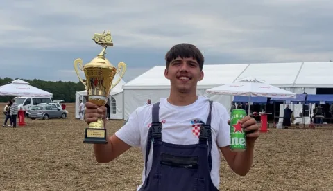 BERAKDavid Aleksa iz Berka je kao pobjednik županijskog natjecanja orača održanog u srpnju u Cerni nastavio uspješan niz i na državnom natjecanju ostvario novi uspjeh. Naime, na 21. Natjecanju u oranju Republike Hrvatske u Koprivnici 19-godišnji David je u kategoriji plugova ravnjaka zauzeo treće mjesto.2025.