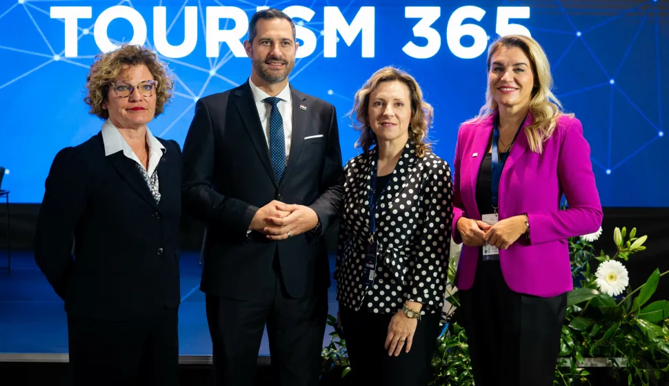 Caption:	OPATIJA 30.09.2025. Konferencija Turizam 365. Snimila: Ana Križanec. Na fotografiji: Maja Bakran Marcich, Tonči Glavina, organizatorica i Nikolina Brnjac. Snimila: Ana Križanec