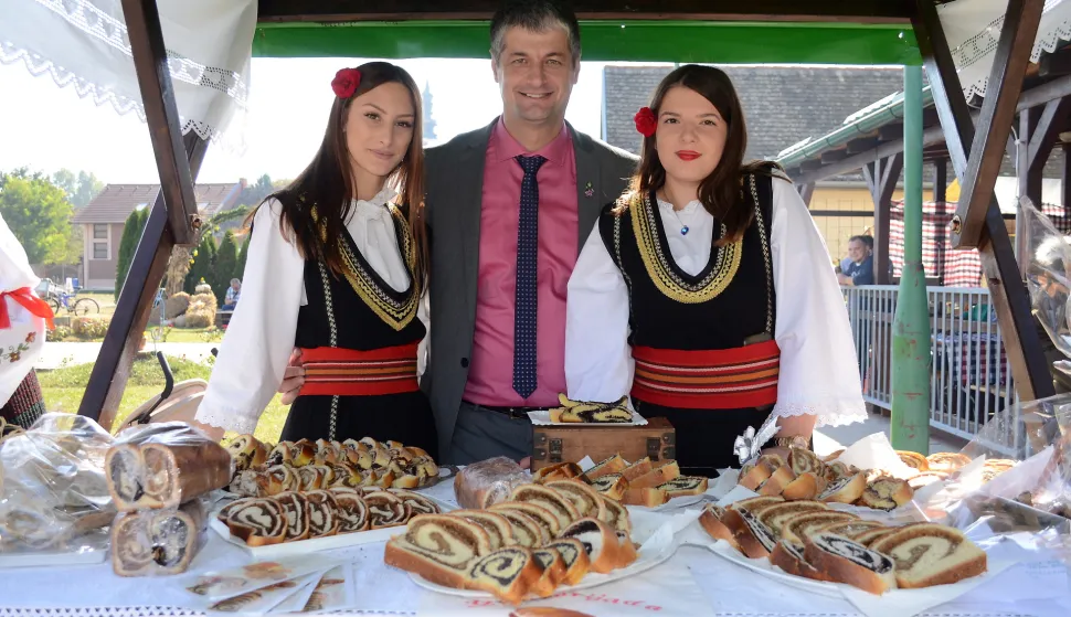 dalj, 6 listopada 2018, 11,00 sati - 10. Sajam starih zanata i običaja + GužvarijadaNovinar: Darko Pejić snimio zdenko pušić