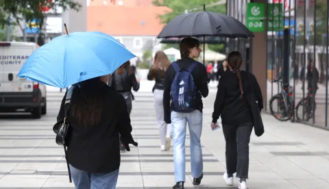 Osijek, 09. 07. 2025., slobodnjak, slobodnjaci, kiša, kišobran, promjena vremena, šetnja po kišiSNIMIO BRUNO JOBST