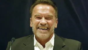 epa05553717 Austrian born US actor Arnold Schwarzenegger addresses the media during a press conference held on the occasion of the celebration of Arnold Classic Europe sports event at Fira Barcelona, in Barcelona, northeastern Spain, 23 September 2016. EPA/ANDREU DALMAU------MOZAIK, 2 stupca