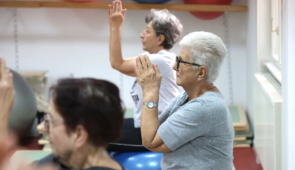 Osijek, 01. 10. 2025., Otokara Keršovanija 33, Klub 60+, dani otvorenih vrata, vježbanje; umirovljenici; umirovljenik; umirovljenica;umirovljenice; zdrav život; ilustracija SNIMIO BRUNO JOBST