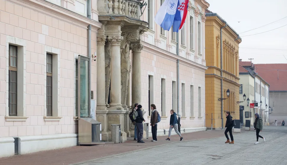 Osijek, 27. 02. 2025., Tvrđa, jutro, jutro u Tvrđi, jutarnja rutina, rektorat; fakultet; studenti; odlazak na predavanjaSNIMIO BRUNO JOBST