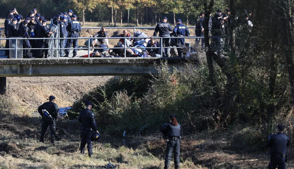 24.10.2018., GP Maljevac - Migranti koji se nalaze u BiH probili su kordon i krenuli prema Hrvatskoj. Photo: Slavko Midzor/PIXSELL 