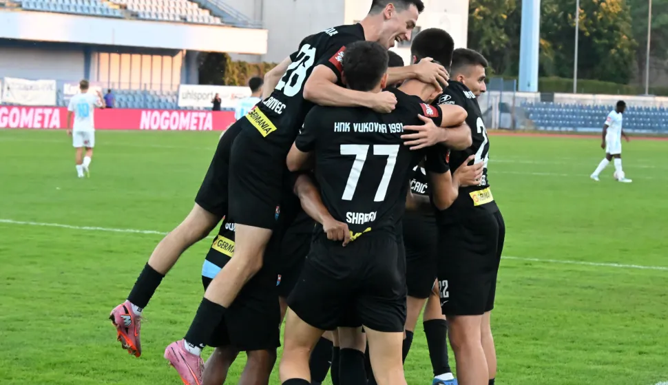 Vinkovci, 22.09.2025. - Utakmica 7. kola HNL-a Vukovar 1991 - Rijeka na Stadionu Cibalia. Na fotografiji slavlje nogometa?a Vukovara nakon pogotka Jakova Pulji?a za 1:1. foto HINA/Gordan Pani?/ ua