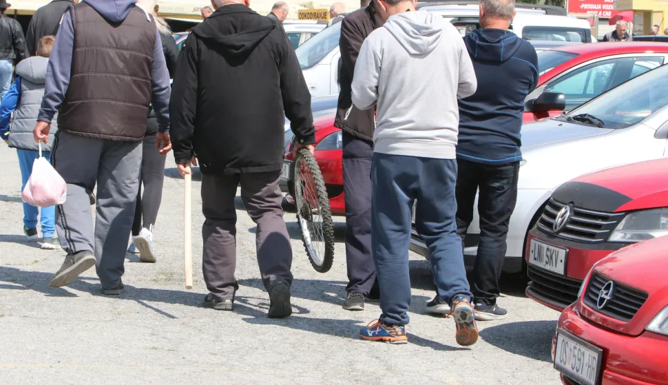 Osijek, 31.05.2020., - Nakon korone od danas počela je raditi i poznata autotržnica. Velik broj izlagača a osim automobila, bilo je voća, povrća, kojekavih metalih dijelova, kod ugostitelja janjetine i prasetine. na južnom dijelu pije bilo je zečeva, golubova, pilića, purića a i velikih.Na jednom dijelu prodaju s čarape, odjeća, rublje i obuća. Ima tu i namještaja. Za svakog po nešto pa ko šta voli nek izvoli.  koronavirus; COVID-19FOTO: Željko Šepić