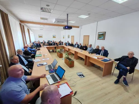 Udruga umirovljenika HEP-a Slavonije i Baranje svoju je 27. godišnjicu obilježila u dvorani u Nastavno-obrazovnom centru HEP NOC u Velikojlistopad 2025.