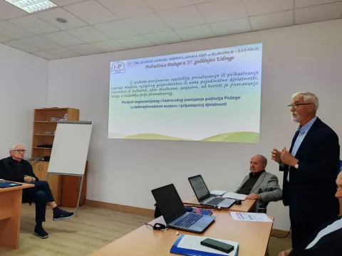 Udruga umirovljenika HEP-a Slavonije i Baranje svoju je 27. godišnjicu obilježila u dvorani u Nastavno-obrazovnom centru HEP NOC u Velikojlistopad 2025.