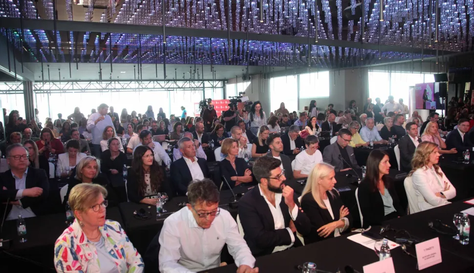 Opatija,29.09.2025.- Socijalisti i demokreti u Europskom parlamentu (S&D) okupili su se u Opatiji. Uz niz panela, doga?aja s gra?anima, sindikatima i udrugama, S&D grupa iskoristit ?e svoj posjet Rijeci i Opatiji za susret s partnerskim strankama sa Zapadnog Balkana te ponoviti svoju ?vrstu predanost pro?irenju EU -a kao klju?nom mirovnom projektu. Na otvaranju skupa odana je po?ast biv?em SDP-ovom eurozastupniku Predragu Fredu Mati?u kojom prilikom jedan od programa pripravni?tva S&D grupe nosit ?e njegovo ime.