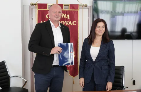 Antunovac, 02. 10. 2025., Općina Antunovac, ugovor, uručenje, Nataša Tramišak uručuje Ugovor o gradnji dječjeg vrtića u Ivanovcu, Davor Tubanjski - načelnik Općine Antunovac; Ivanovac, dječji vrtić; SNIMIO BRUNO JOBST