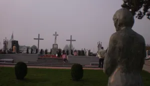 Mlada žena doskočila kradljivcima cvijeća na groblju – postavila kameru na grob roditelja