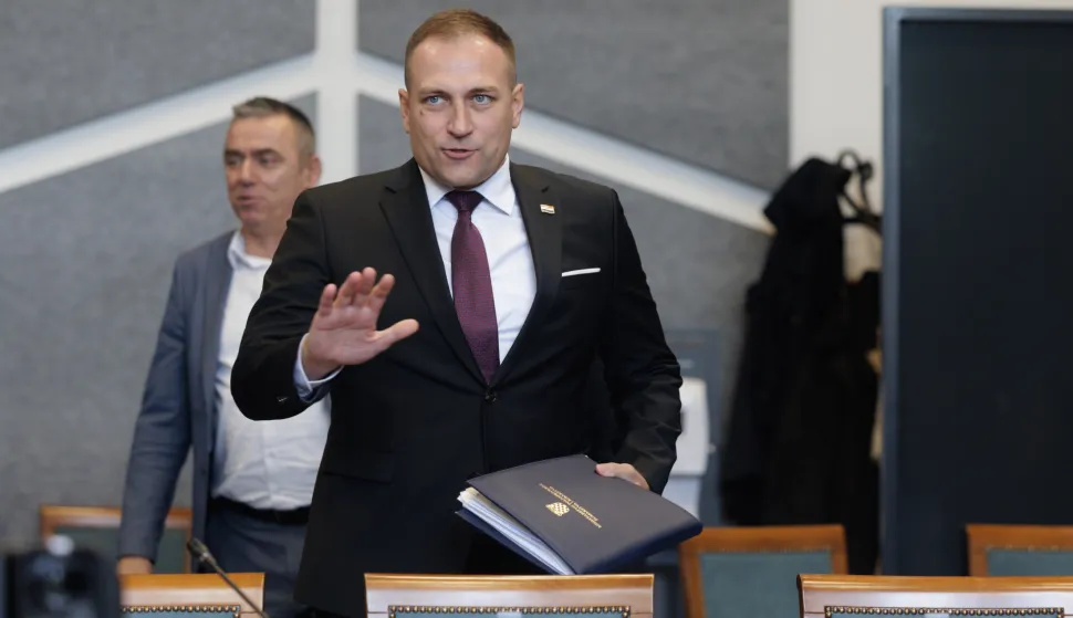 Zagreb, 02.10.2025. - Tematska sjednica Odbora za poljoprivredu s temom "Izvješće o trenutačnom stanju i aktivnostima koje se poduzimaju s ciljem ograničavanja i zaustavljanja širenja afričke svinjske kuge, kao i o preventivnim aktivnostima koje je potrebno poduzeti za suzbijanje ove bolesti".Na fotografiji David Vlajčić.foto HINA/ Edvard ŠUŠAK