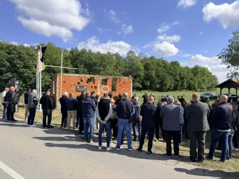 VINKOVCI - Obilježena obljetnica pogibije desetorice HOS-ovaca kod "Crvene kuće" na ulazu u Cerić2. 10. 2025.