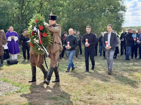 VINKOVCI - Obilježena obljetnica pogibije desetorice HOS-ovaca kod "Crvene kuće" na ulazu u Cerić2. 10. 2025.
