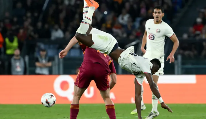 epa12424845 AS Roma's Evan Ferguson (L) vies for the ball with Lille's Chancel Mbemba during the UEFA Europa League lleague phase soccer match between AS Roma and Lille in Rome, Italy, 02 October 2025. EPA/ETTORE FERRARI