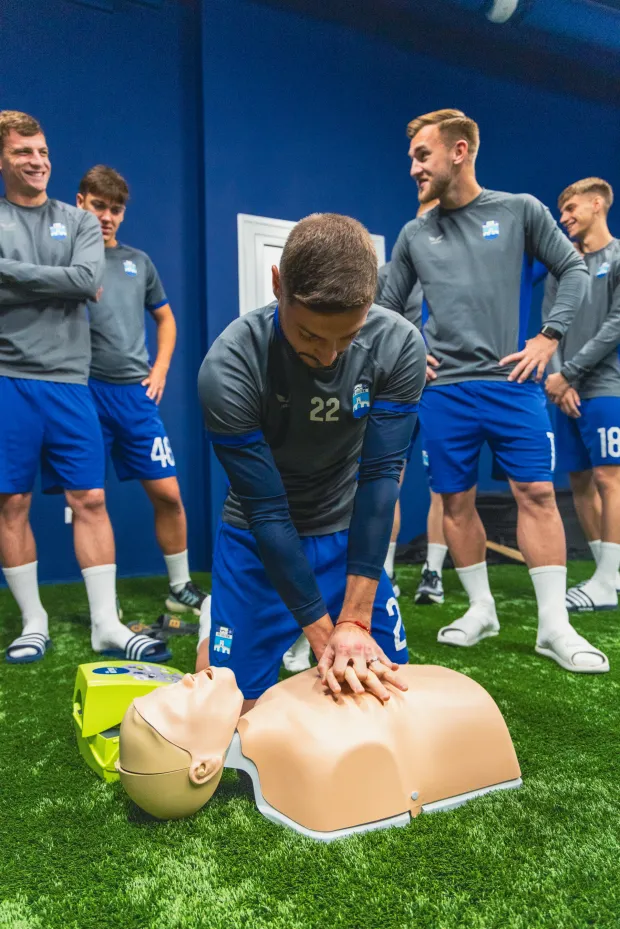 U prostorijama Opus Arene uspješno je provedena radionica kardiopulmonalne reanimacije (CPR) u sklopu inicijative "Spasi život" europske nogometne federacije (Uefe) i Europskog vijeća za reanimaciju (ERC) u kojoj su sudjelovali igrači i stručni stožer Nogometnog kluba Osijek.