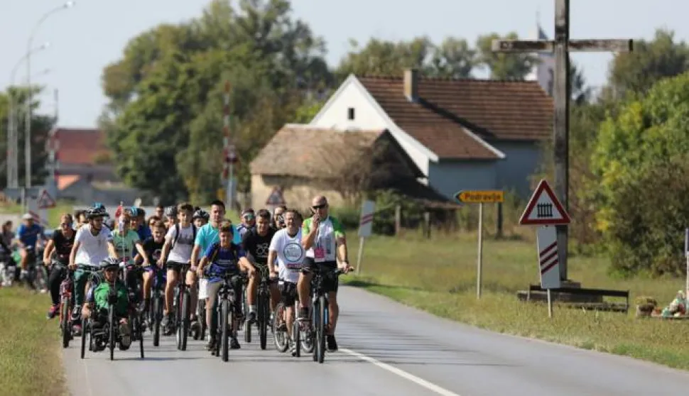 Osijek.15.09.2019. Trg Svetog Trojstva, treci dan Festivala FEBIRE - biciklijada do Zlatne GredeNa fotografijiBiciklisti na biljskoj cestiFoto:Marko Mrkonjic