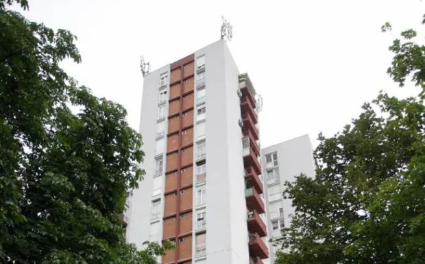 snimio Davor KIBEL,Osijek, 30.06.2014. zgrada na Sjenjaku zvana četverolist, Grad planira praviti parkiralite za stanare ove zgrade