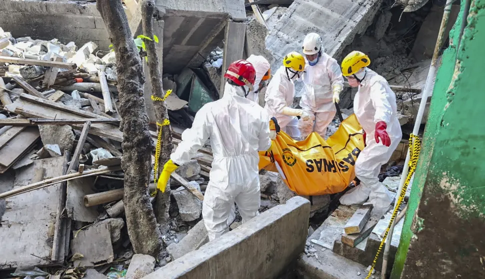 epa12426551 A handout photo made available by Indonesian National Search and Rescue Agency (BASARNAS) shows rescuers carrying the body of a victim from the rubble of a collapsed building at an Islamic boarding school in Sidoarjo, East Java, Indonesia, 03 October 2025. At least five people were killed and as many as 59 others are feared trapped after a prayer hall collapsed while students performing afternoon prayer at Al Khoziny Islamic boarding school in East Java. EPA/BASARNAS/HANDOUT BEST QUALITY AVAILABLEHANDOUT EDITORIAL USE ONLY/NO SALES