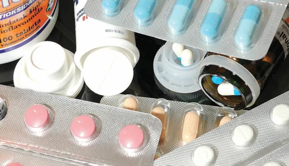 RIJEKA,28.11.2012.. NOVOSTIILUSTRACIJA LIJEK, LIJEKOVI, FARMACIJA, MEDICINA, LIJEČENJE, TABLETA, TABLETE, PILULA, PILULE, KAPSULA, KAPSULE, BOLEST, GENERIČKI LIJEKOVI,.. HZZO, HRVATSKI ZAVOD ZA ZDRAVSTVENO OSIGURANJE, RECEPT.....SNIMIO: SERGEJ DRECHSLER